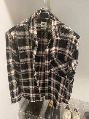 Zara Overshirt - Overshirt från Zara, använd fåtal gånger 