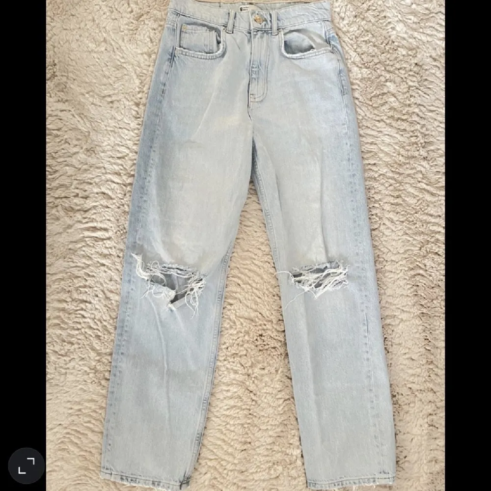 Högmidjade mom jeans, raka vida ben. Använda enstaka gånger och köpta från ginatricot i sommras. Köpta för 499:-. Jeans & Byxor.