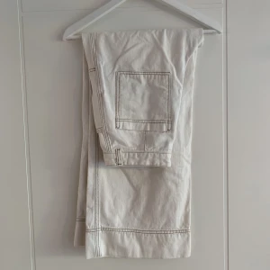Vita jeans - Vita jeans från Monki med detaljer på fickorna. Storlek 40 men lite korta k längden 