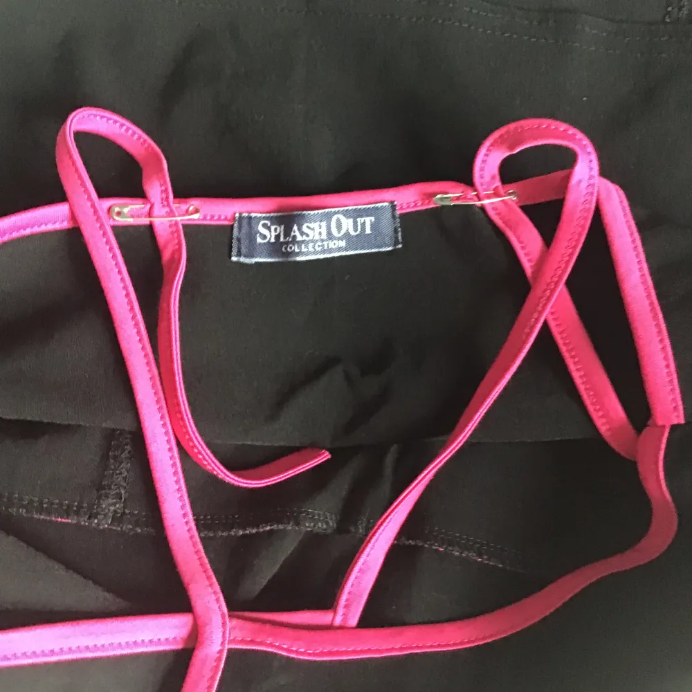 En svart hot pink färgad tröja, från splash out collection har ingen stoelke men passar mig som är en XS/S, ny i skick. Toppar.