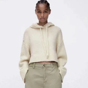 Stickad tröja - Zara tröja säljer pga andvönder ej Storlek l men liten i storleken så s/m