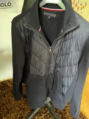 Tommy Hilfiger Hybridjacka/cardigan - Storlek: Medium  Skick 10/10 Nyskick Säljes då jag använder den för lite Finns i Danderyd