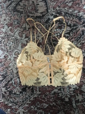 Spets topp - Jättesöt spetstopp/bh från Lindex, storlek M. Så fin nu till sommaren. Aldrig använd då jag köpte fel storlek💝💝💝💝