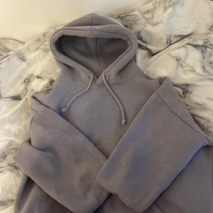 Hoddie  - En ljus lila hoddie ifrån Bikbok i storlek M 
