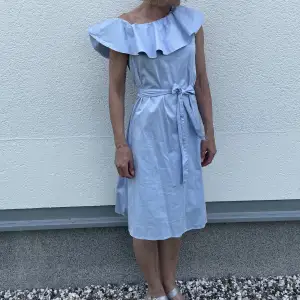 Fin himmelsblå klänning i bomull från H&M.  Säljes i utmärkt skick.