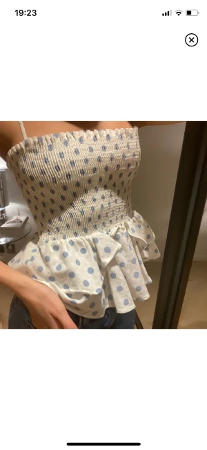 Zara topp - Säljer sötaste toppen från nu zara!! Så gullig till shorts nu till sommaren!