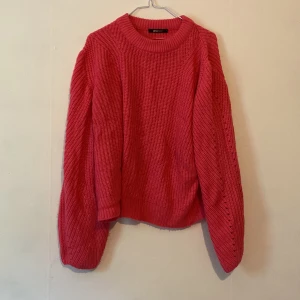 stickad tröja - Stickad tröja i rosa från gina tricot🫶I storlek L men sotter oversized på mig i storlek S