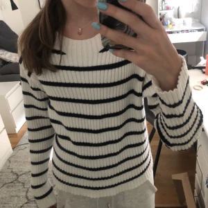 Superfin trendig tröja från zara! - En superfin stickadtröja från zara i super bra skick! Storlek 164 men passar även xs-s. Säljer pga att jag har liknande och den kommer inte till någon användning!