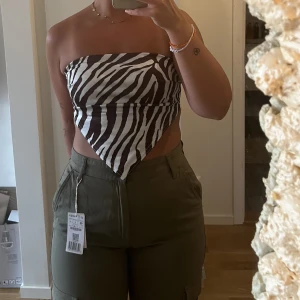 Topp  - Säljer denna topp som endast är testad. Med knyte i ryggen 