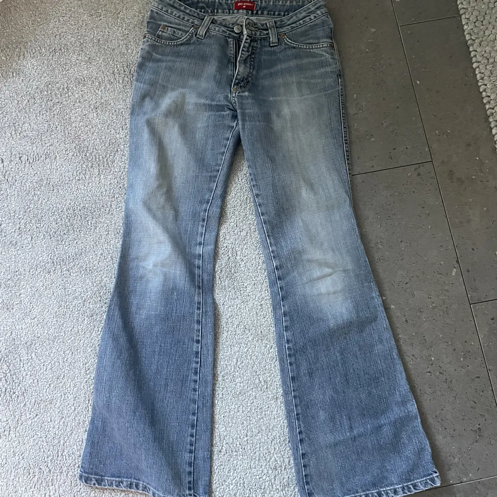 Lågmidjade jeans som är köpta second hand men märket är big star . Jeans & Byxor.