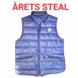 Moncler GUI (ÄKTA) - ÅRETS STEAL! Nu budar vi ut en autentisk Moncler väst oerhört billigt för att lansera vår profil på Plick! Buda på för det här vill ni ej missa! Västen är en size 1/s. Den är enbart använd ett fåtal gånger så i princip nyskick. Nypris 7780kr. Följ gärna!