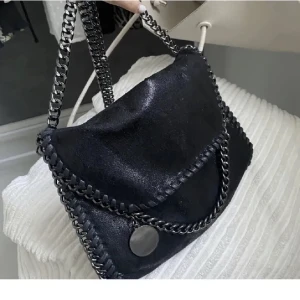 väska - Har tagit av lite av kedjan så att de är axelväska ist för cross body!