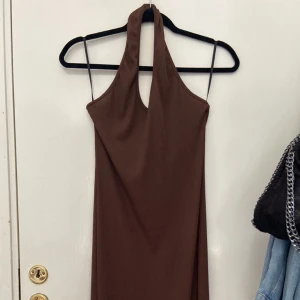 Lång halterneck klänning  - Jätte fin men har blivit för stor och kommer därför inte till användning, färgen är mörkare i verkligheten.  Använt max 1-2 gånger 