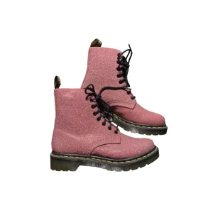 Dr Martens Glitter - Aldrig använda! Jag har insett att jag är en storlek 38 och dessa kommer aldrig passa mig 💔