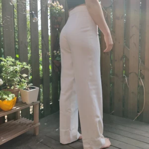 Kostymbyxor - Superfina kostymbyxor i en krämvit färg 🤍 jättefin passform! Uppskattar storlek xs. Har några ljusa fläckar som eventuellt går bort i tvätten, syns annars inte särskilt vid användning! 60kr + frakt, eller eget bud 🌸 