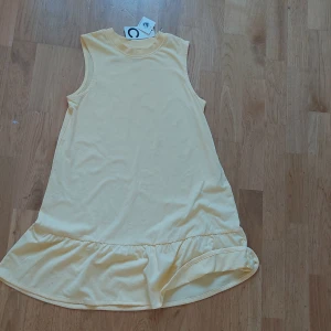 Klänning/Gul  - En klänning i storlek 146/152