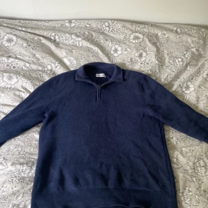 Halvsip  - Säljer en helt ny halvsip tröja som jag bara har testat.tröjan är från THESE GLORY DAYS som jag köpte på volt. Pris kan diskuteras 