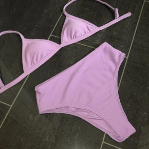 Lila billabong bikini🪷 - säljer denna fina billabong bikini. 🌷Överdelen är köpt för 400kr och underdelen 500kr. Det utsatta priset är för båda delarna🤍 Perfekt nu för sommaren! 🌺🪷skriv om intresserad 🫶🏻