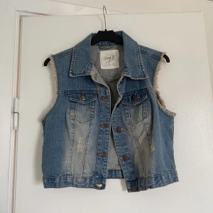 Jeansväst - Säljer denna otroligt coola jeansväst i storlek 36. Endast använd 1 gång. Säljer för 100kr