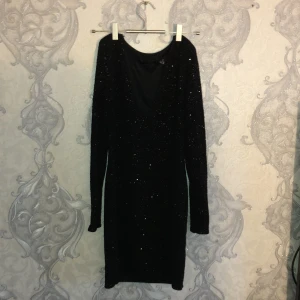 Festlig glittrig klänning  - Passar för både fester och bröllop. Perfekt i bilder med flash. I bra-skick aldrig kommit till användning