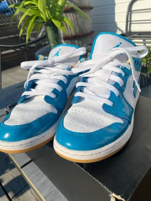 AIR JORDAN 1 LOW SE STL 38,5 - Unik färg och i superskick ovanlig modell nypris 2500 kr äkta stl 38,5 innermått 24 cm 