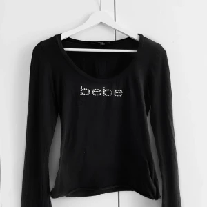 BEBE Långärmad Tröja  - - Äkta BEBE tröja från USA - Väldigt bra skick - Alla diamanter på plats - 100% bomull, storlek L men passar mer som S/M - Stretchigt material som sitter snyggt runt midjan! 🫶
