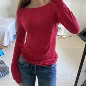 Intimissi tröja  - Populär Intimissi tröja i Kashmir! Röd/rosa färg, svår att få med på bild. Storlek L på lappen, kan säkert krympas till en mindre storlek i tvätten om man vill det. Jag på bilden brukar ha storlek S. Köps helst via köp nu 💋