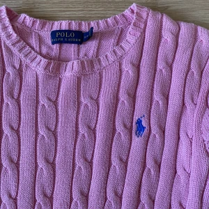 Stickad polo tröja  - En äkta polo Ralph Lauren tröja som är för lite för mig, det finns inga tecken på andväning på tröjan och ordinarie priset är 1200kr 