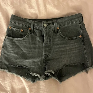 Gråa levis jeansshorts  - Jättesnygga gråa jeansshorts från levis💓💓