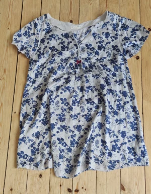 Silkig Odd Molly stl 4 - Söt Odd Molly längre tunika, stl 4., Tunt, silkigt material, skönt på sommaren. 