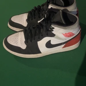 Nike Air Jordan 1 Mid SE Union Red Mint White Black AJ1 Basketball  - Orginalbox medföljer självklart Köpte dem för drygt 3000kr för ca 2 år sedan, de blev använda i några gånger men förblev därefter oanvända. Observera sista bilden, en lite skråma, nästintill osynlig (Priset går att förhandla)