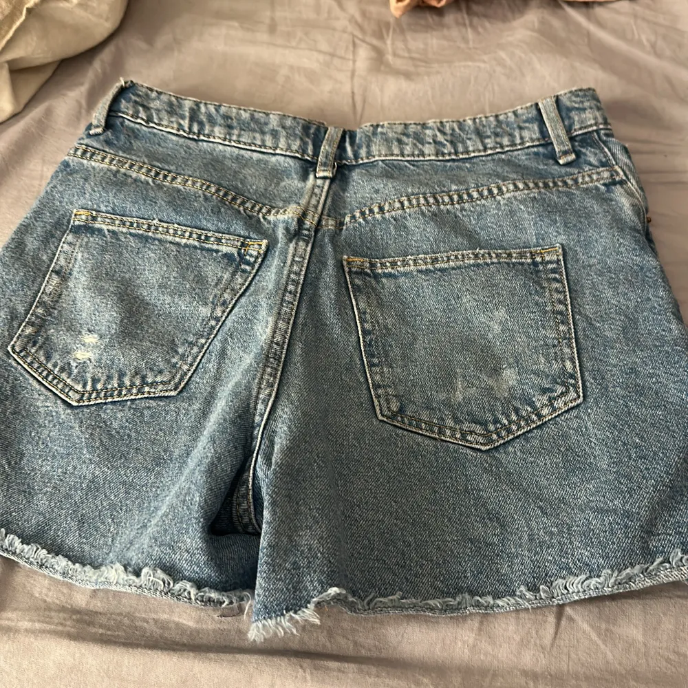 Detta är ett par jeans shorts med stolek 164 och har and vänts ca 2-5 gg . Jeans & Byxor.