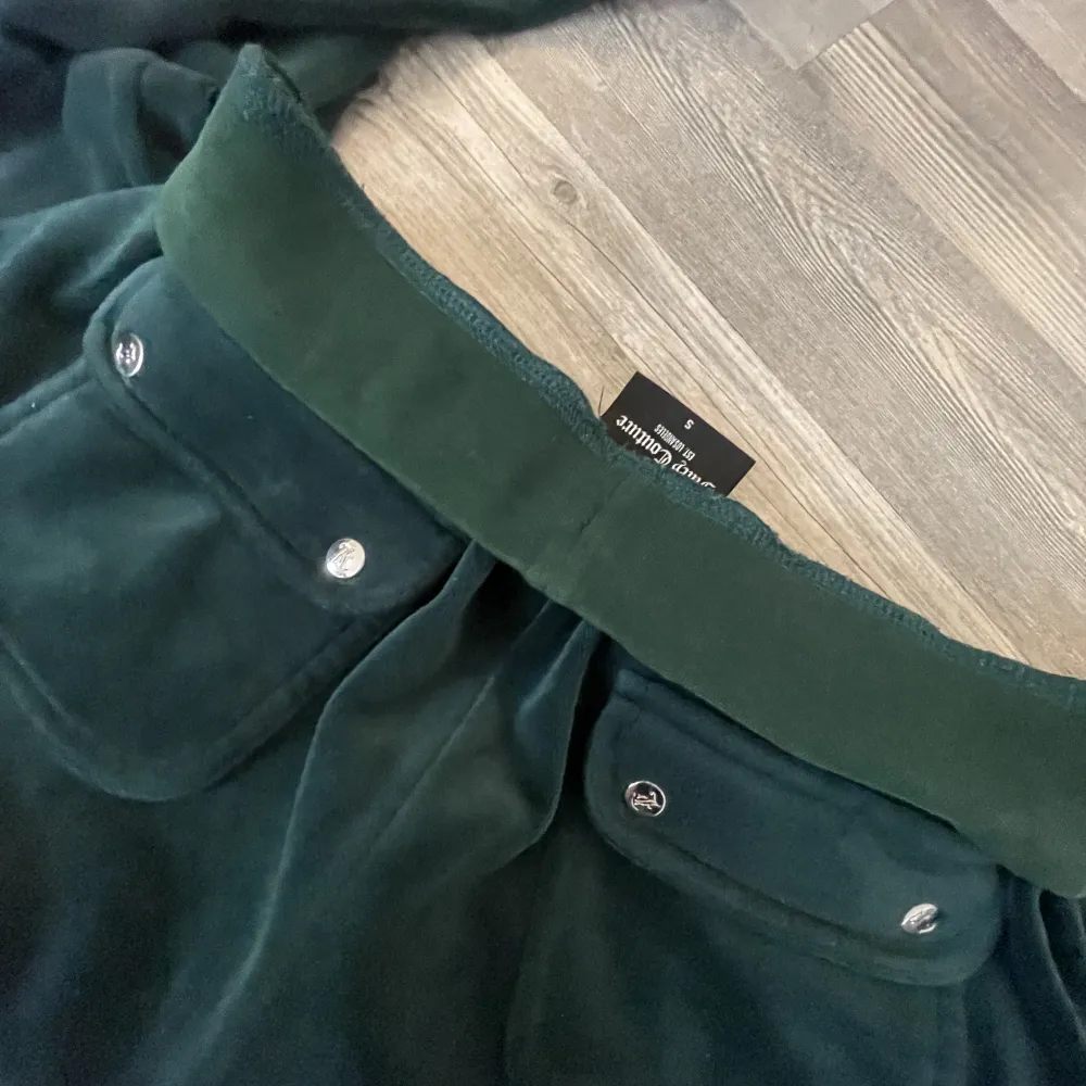 Säljer mina sparsamt använda juicy byxor. Fick de i julas och använt de fåtal gånger. I färgen ”Velour Trekking Green” storlek S . 💖💞💕 . Jeans & Byxor.
