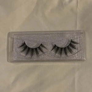 False eyelashes  - Helt nya ögonfransar och de är jätte fina. Riktigt bra om du ska på festa eller ut. 