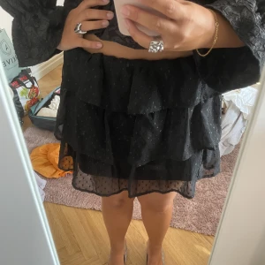 Svart kjol - En svart volangkjol från only❤️ sista bilden visar hur den ser ut egentligen men det går att vika upp den som jag gjort på första bilden! Jättesnygg ❤️❤️