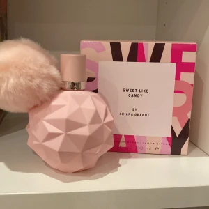 Ariana Grande Sweet Like Candy Parfym - jämförs pris: 760 kr aldrig änvant 100ml söt parfym med noter av jasmine, frukt, vanilj och päron från ariana grande som kommer med kartongen - pris kan distukeras och kom privat om angående något annat 