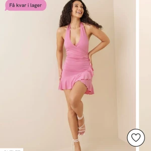 Strandklänning - Rosa stretchig halterneck-klänning i skönt och lätt polyester. Beställde i februari, aldrig använd, men insåg inte förens nu att den är lite för kort för mig.