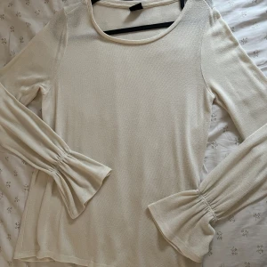 Vit blus  - En vit blus med volang i nyskick från GinaTricot, super skön! 