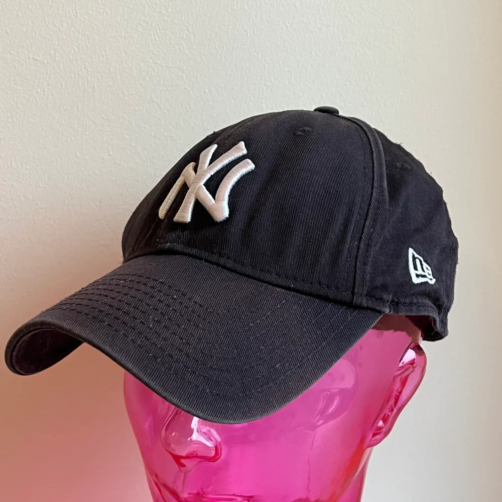 New York Yankees 9FORTY keps i marinblå/svart färg, inte särskilt använd. Levlar upp din outfit från en 7:a till 10:a på nolltid! . Övrigt.