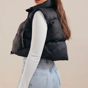 Bäst från chiquelle  - Helt ny väst från chiquelle. Aldrig använt endast provad. Nypris 699 kr  Öppen för prisförslag, skriv privat för frågor 