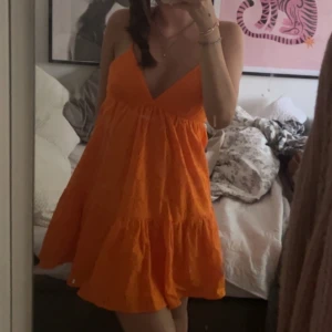Orange klänning  - Superfin orange klänning från zara köpt förra sommaren🥰 Storlek M, 200kr