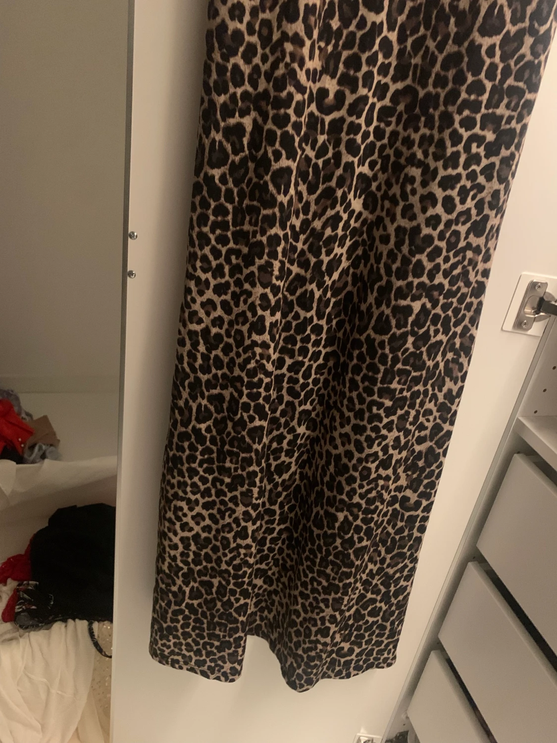 Leopard klänning med slits från bikbok  - 90