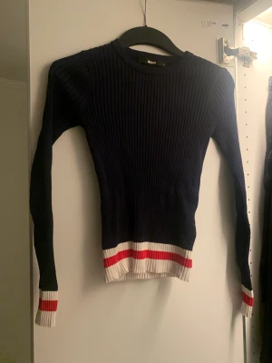 Marinblå tröja - Från bikbok stl S