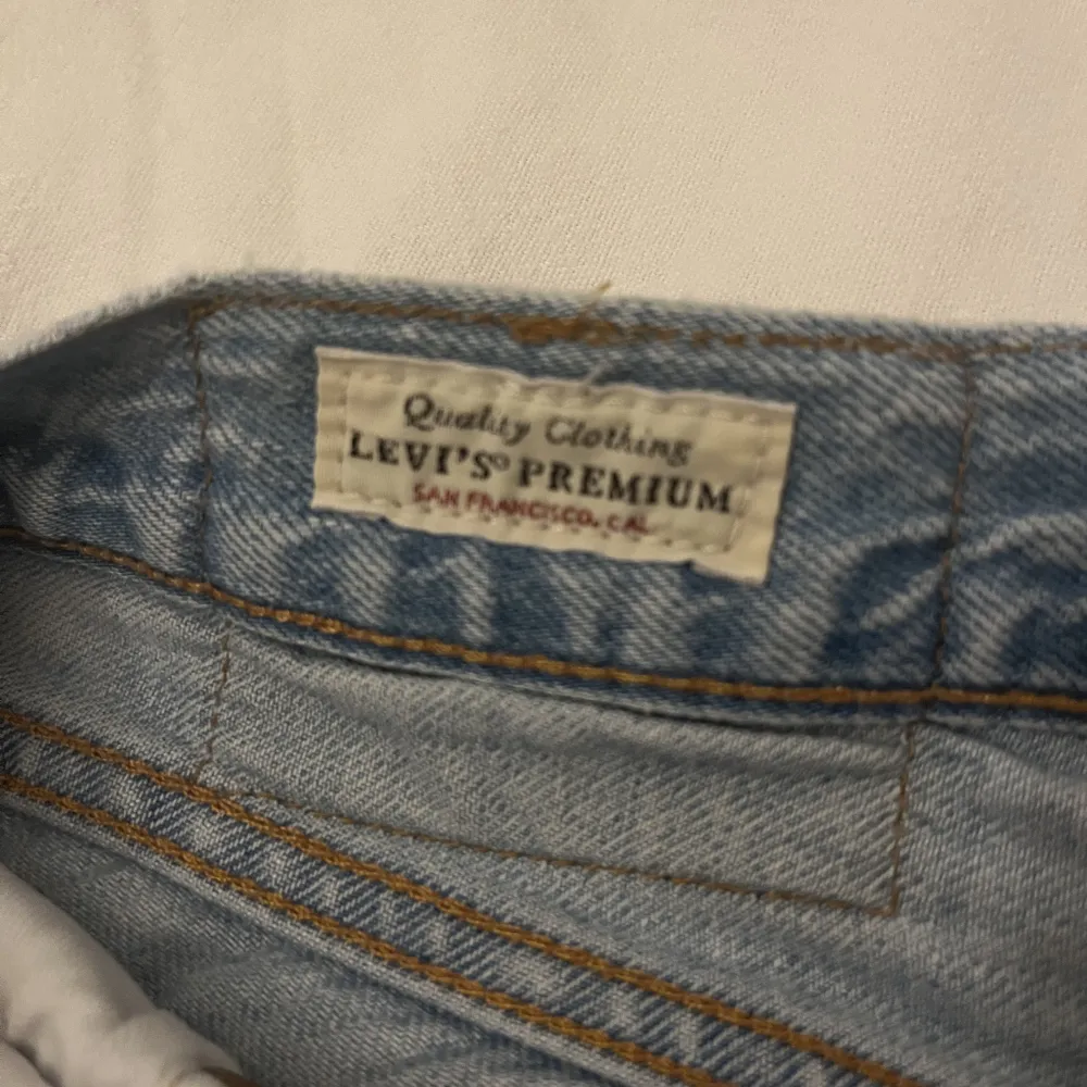 Säljer ett par ljusblåa Levis 501 jeans, ordinarie pris = 1300kr.. Jeans & Byxor.