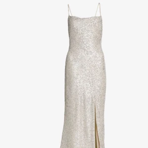 Klänning - Såå fin klänning från märket True decadence, köptes för 2200kr och är använd en gång! Färgen är champagne & storleken är 34/xs. Skriv privat för fler &/eller egna bilder eller frågor🫶🏼 Priset går att diskutera! 