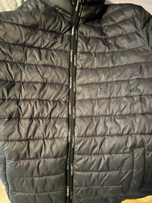 Jacka CK - En tunn men värmande jacka som jag haft 1/2 år kanske. Den går att vända ut och in så det är som två jackor i en! Köpt för 700