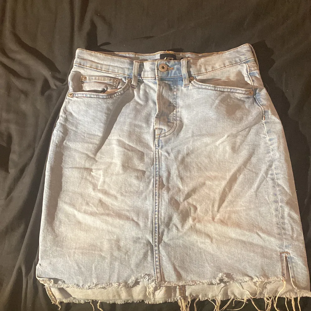 Fornsittande jeans kjol från lager 157. Perfekt nu till sommar. Bra skick. Storlek S men skulle säga att den passar M också . Kjolar.