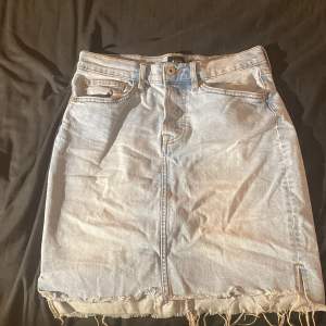 Fornsittande jeans kjol från lager 157. Perfekt nu till sommar. Bra skick. Storlek S men skulle säga att den passar M också 