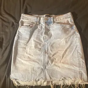 Fornsittande jeans kjol från lager 157. Perfekt nu till sommar. Bra skick. Storlek S men skulle säga att den passar M också 