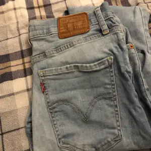 Ett par Levi’s jeans som bara används ett fåttal gånger 